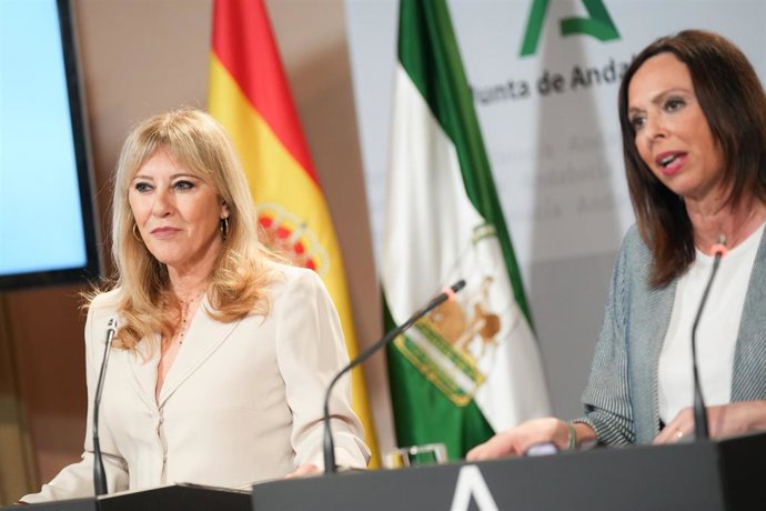 La consejera de Economía, Hacienda, Fondos Europeos y Diálogo Social de la Junta de Andalucía y portavoz del Gobierno, Carolina España (i) junto a la consejera de Fomento, Articulación del Territorio y Vivienda, Rocío Díaz (d), durante la rueda de prensa 