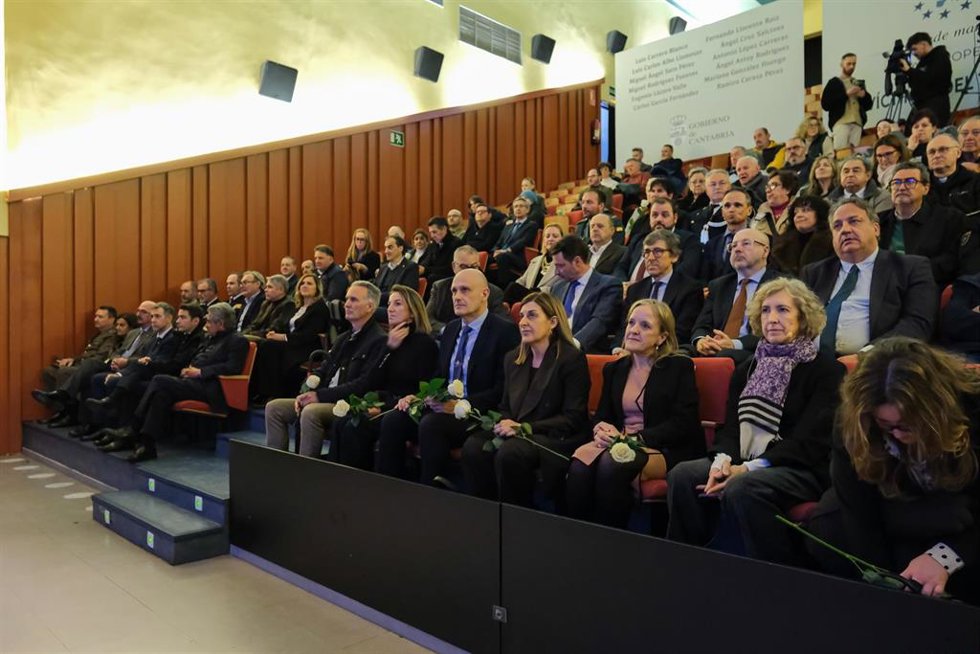La presidenta de Cantabria, María José Sáenz de Buruaga, preside la celebración del Día europeo de las víctimas del terrorismo