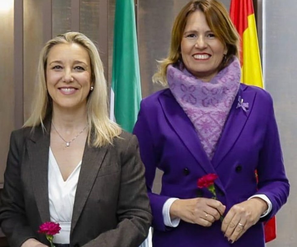 La alcaldesa de Alcalá, Ana Isabel Jiménez, con la delegada municipal de Igualdad, Abril Castillo.