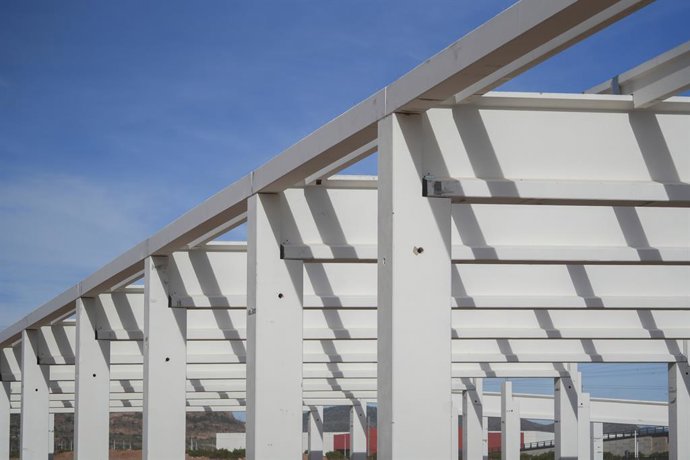Archivo - Bigues en un terreny en obres i construcció, durant una visita a la gigafactoria PowerCo 