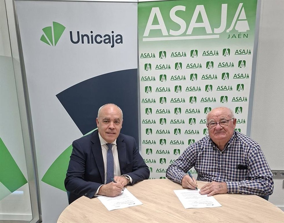 Juan Cayuela y Nicolás Vico firman el convenio.