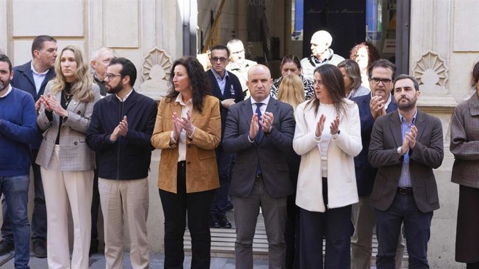 Representantes institucionales guardan un minuto de silencio por las víctimas del terrorismo en el 22 aniversario del 11M.