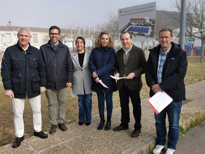 El diputado provincial del PSOE, Manuel Lara, junto al portavoz socialista en Antequera, José Luis Ruiz Espejo, y la vocal del PSOE en la ELA de Bobadilla Estación, Laura Cano.