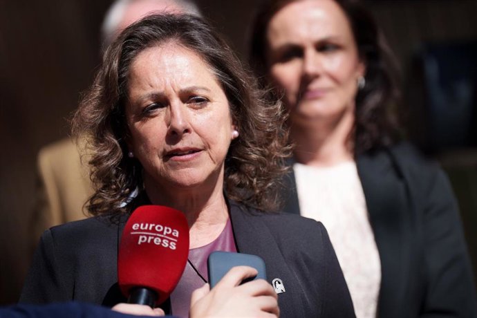 La consejera de Sostenibilidad y Medio Ambiente, Catalina García atiende a los medios de comunicación  en la clausura la jornada (Rediam).