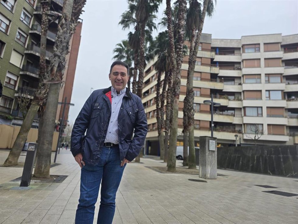 El concejal de Servicios para los Barrios y la Ciudad de Barakaldo, Asier Umaran, presenta el tratamiento preventivo que se va a aplicar en palmeras de la ciudad.