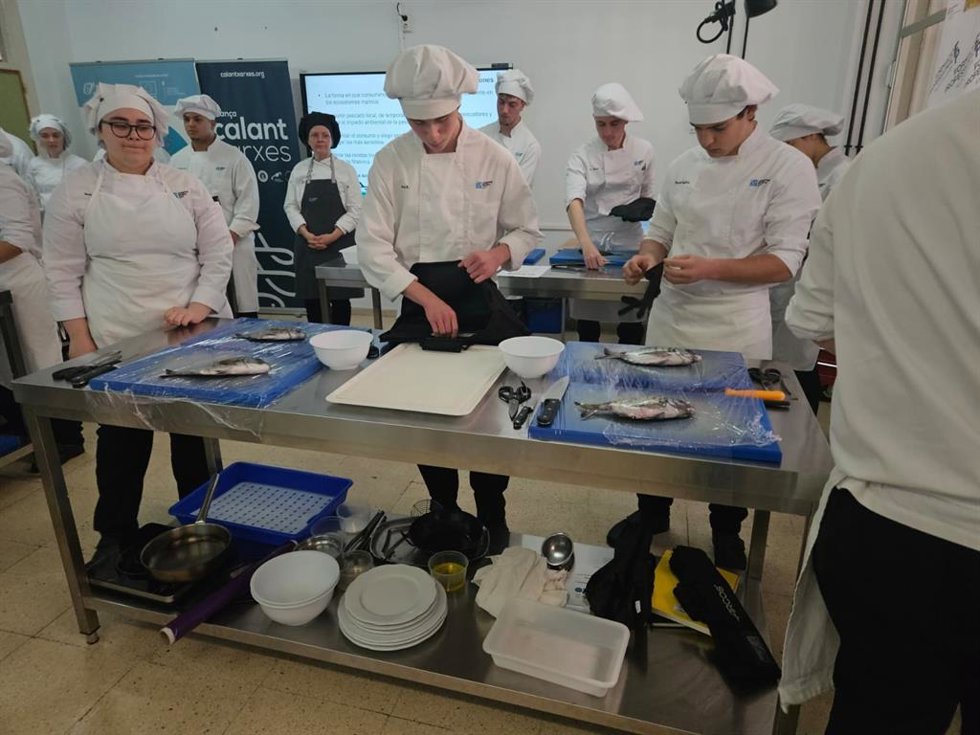 Estudiantes de cocina de Baleares participan en un taller para reforzar el consumo de productos del mar.