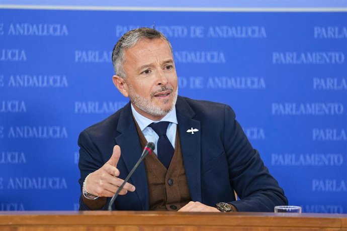El portavoz adjunto del Grupo Parlamentario Socialista, Rafael Recio, durante la ronda de ruedas de prensa de portavoces de los grupos parlamentarios en el Parlamento de Andalucía, a 11 de marzo de 2026 en Sevilla (Andalucía, España). Los portavoces de lo