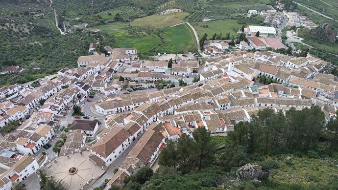 Archivo - Vista general de Zahara de la Sierra desde su castillo.