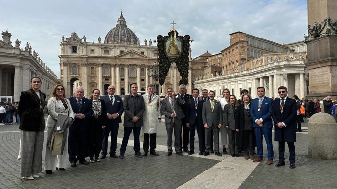Miembros de la Hermandad Matriz de Almonte en la Ciudad del Vaticano.