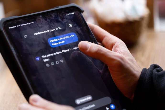 Archivo - Arquivo - Uma pessoa testa o assistente DeepSeek, em 29 de janeiro de 2025, em Madri (Espanha). O assistente DeepSeek chegou à App Store no último dia 11 de janeiro e subiu para ocupar a primeira posição na loja da Apple nos Estados Unidos, à fr