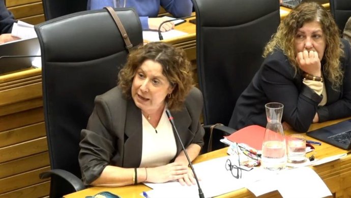 La portavoz del Grupo Municipal Socialista de Gijón, Carmen Pérez Ordieres, interviene en el Pleno Municipal gijonés.