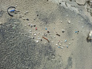 Archivo - Pélets de plástico en una playa de Galicia