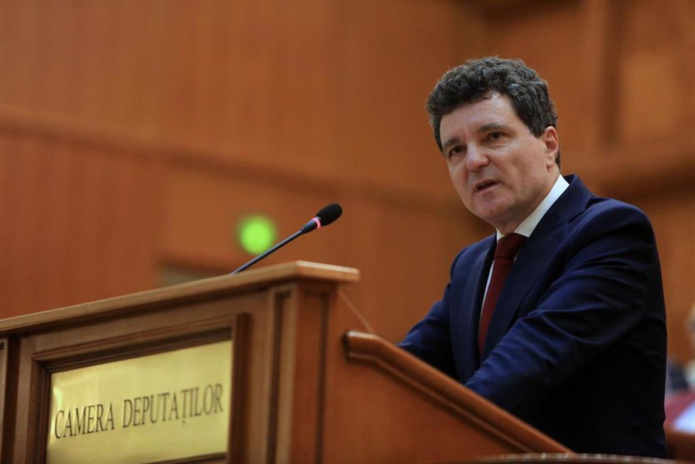 Archivo - Nicusor Dan ofrece un discurso ante el Parlamento rumano.