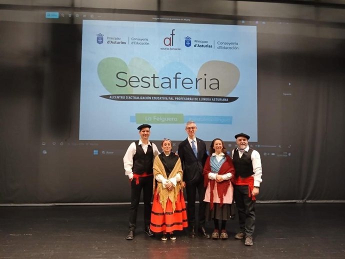 Más de cien docentes de asturiano y eonaviego debaten sobre su enseñanza en Infantil y la mejora de las competencias comunicativas