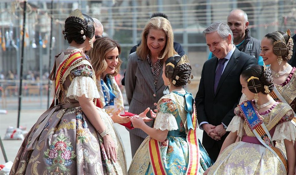 Su Alteza Real la Infanta Elena de Borbón junto a la alcaldesa de Valncia, María José Catalá, y las Falleras Mayores de la ciudad 2026, Carmen Prades y Marta Mercader, durante su visita a la capital valenciana con motivo de las Fallas.