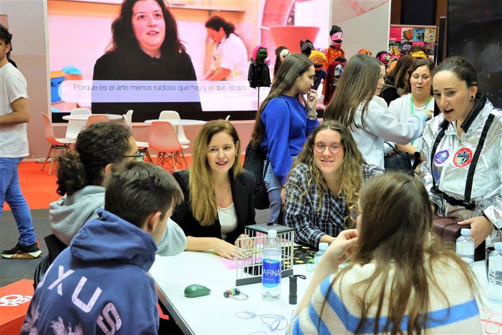 La consejera de Familia, Juventud y Asuntos Sociales, Ana Dávila, en el Salón Internacional del Estudiante y la Oferta Educativa (Aula).