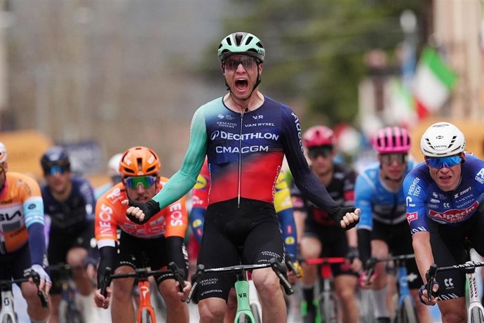 El ciclista danés Tobias Lund Andresen (Decathlon CMA CGM Team) ha ganado este miércoles la tercera etapa de la Tirreno-Adriático, disputada entre Cortona y Magliano de' Marsi sobre 221 kilómetros