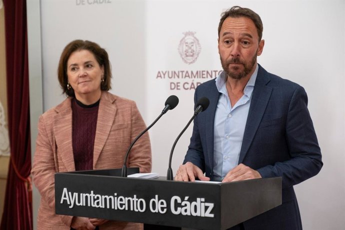 El teniente de alcalde delegado de Urbanismo del Ayuntamiento de Cádiz, José Manuel Cossi, y la decana del Colegio de Arquitectos de Cádiz, Paula Vilches, presentando un nuevo sello sostenible para edificaciones