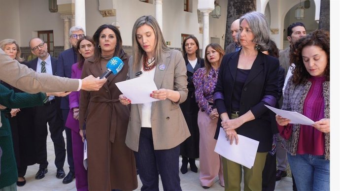 Portavoces de PSOE-A, Por Andalucía y Adelante Andalucía leen un manifiesto conjunto por el 8M en el Parlamento andaluz.