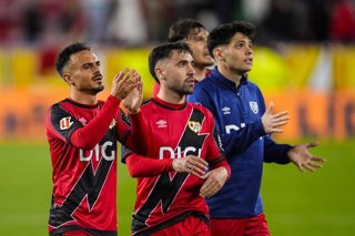 (De izquierda a derecha) Álvaro García, Unai López y Fran Pérez aplauden a la afición del Rayo Vallecano en el Ramón Sánchez-Pizjuán.