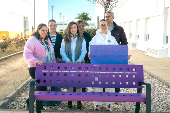 Banco violeta en la Universidad de Huelva.