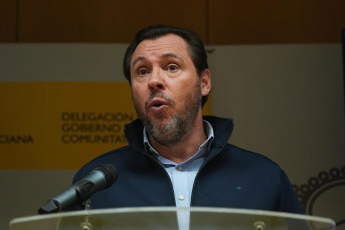 Archivo - El ministro de Transportes y Movilidad Sostenible, Óscar Puente, ofrece una rueda de prensa en la sede de la Delegación del Gobierno en Valencia, a 20 de noviembre de 2024