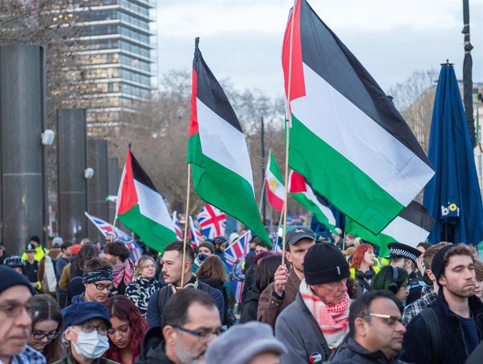 Banderas palestinas en una protesta en Bristol (Reino Unido) en contra de la ofensiva sobre Irán de Estados Unidos e Israel 