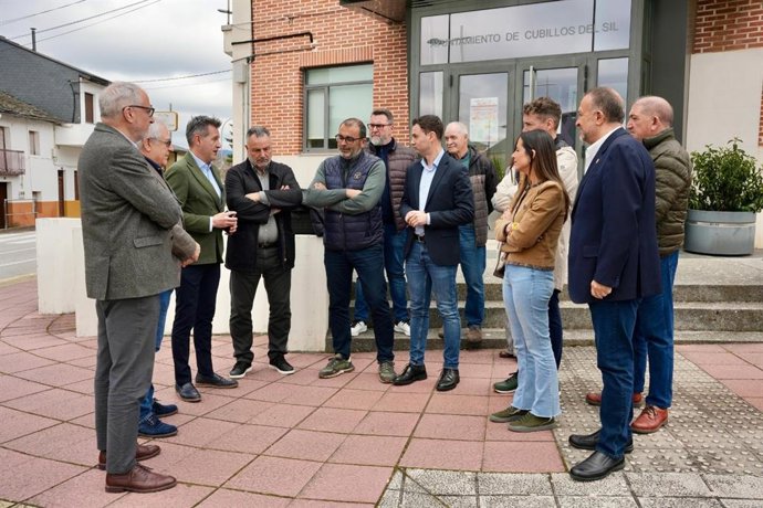 Varios representantes del PSOE de León se felicitan por la construcción del horno de vidrio por parte de la compañía Tvitec en Cubillos del Sil (León).