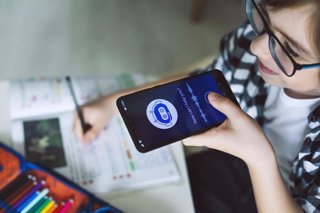 Archivo - Un estudiante usando la IA 