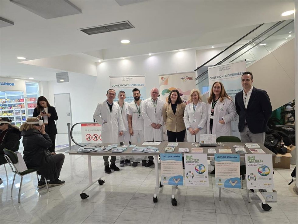 Mesa informativa sobre enfermedad renal crónica avanzada en el Clínico San Cecilio