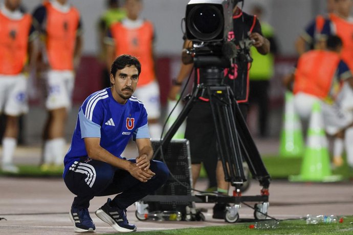 Futbol, Universidad de Chile vs Universidad de Concepcion. Fecha 6, Liga de Primera 2026. El entrenador de Universidad de Chile Francisco Meneghini es fotografiado durante el partido de primera division contra Universidad de Concepcion disputado en el