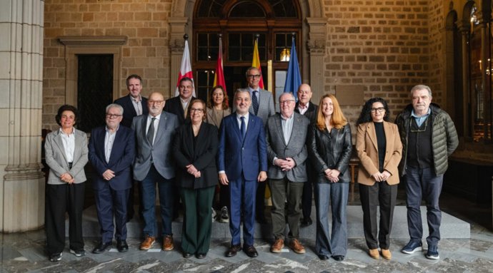 Collboni y miembros de las entidades participantes en la Capital Europea del Comercio Local