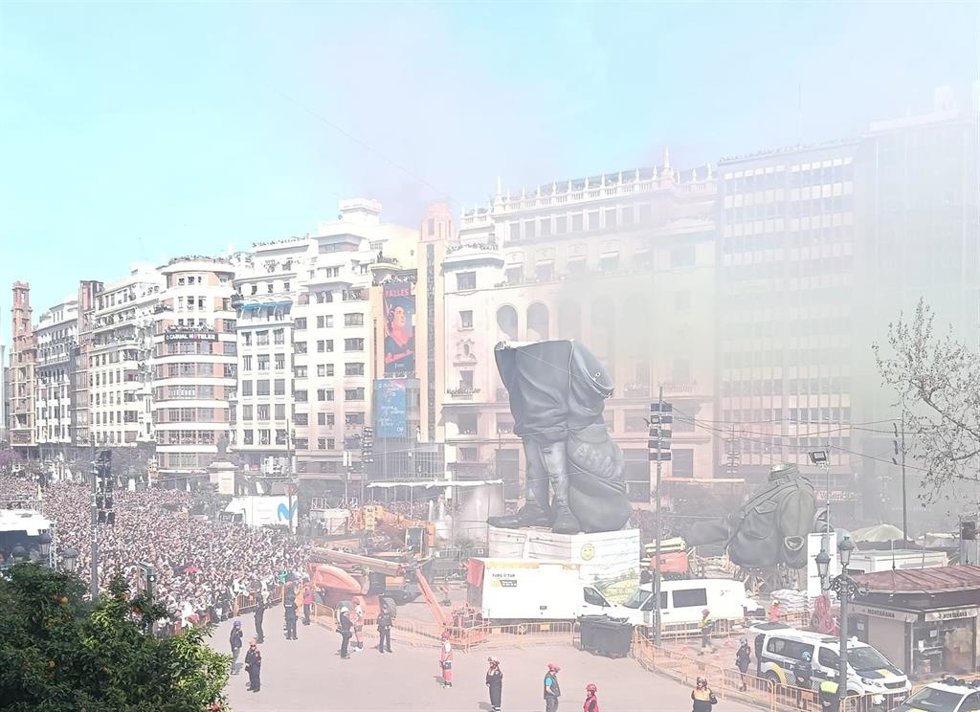 Imagen de la 'masclet' disparada por Pirotecnia Tomás en la plaza del Ayuntamiento de Valncia con motivo de las Fallas 2026.