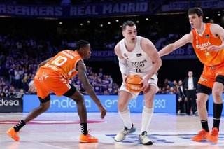 Archivo - Mario Hezonja ante Omari Moore y Jaime Pradilla en el Real Madrid-Valencia Basket de la Liga Endesa 25-26