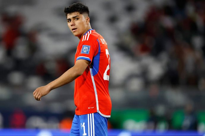 Futbol, Chile vs Paraguay Quinta fecha, eliminatorias al mundial 2026. El jugador de la seleccion chilena Damian Pizarro es fotografiado durante el partido de clasificacion al mundial 2026 contra Paraguay disputado en el estadio Monumental de Santiago,