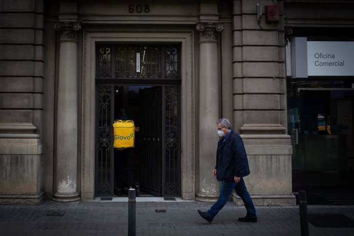 Archivo - Un treballador de Glovo