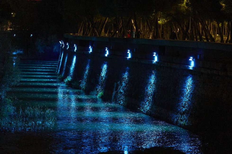 Archivo - El Ayuntamiento de Madrid ilumina el Manzanares de azul por Navidad
