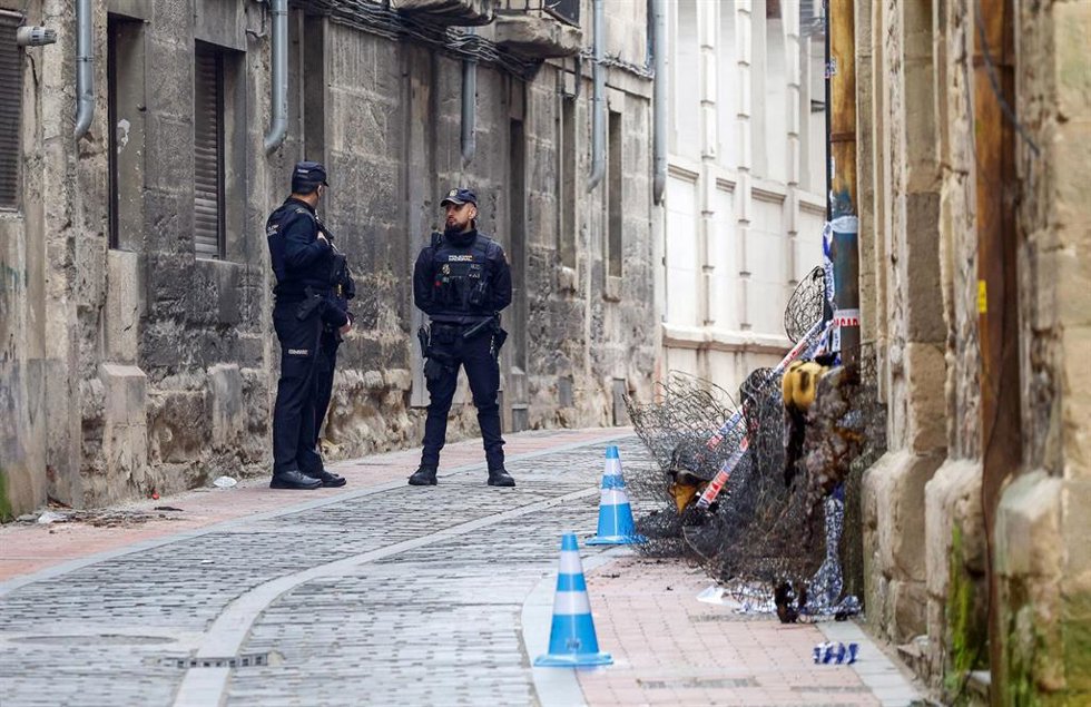 Dos agentes custodian la entrada del edificio en el que se ha producido el incendio, a 11 de marzo de 2026, en Miranda de Ebro, Burgos, Castilla y León (España). El incendio en una vivienda de la localidad  ha provocado la muerte de tres mujeres ha sido