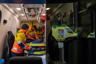 Trabajadores colocan el equipo en una ambulancia durante la nueva sede del SEM, 