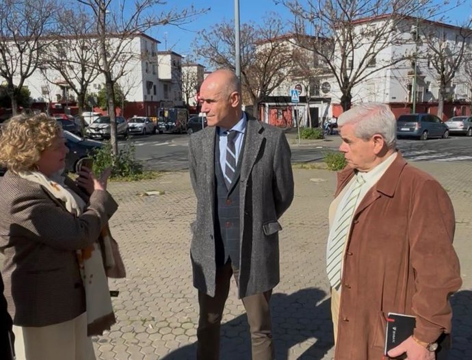 El portavoz del PSOE de Sevilla, Antonio Muñoz, en una visita a Tres Barrios
