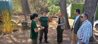 Archivo - La delegada de Sostenibilidad y Medio Ambiente, María José Lara (c), en una visita al CREA Quiebrajano.