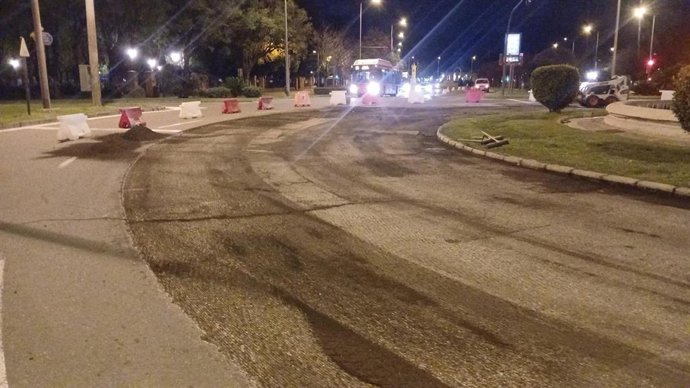 Trabajos de reasfaltado en la Avenida del Cid de Sevilla