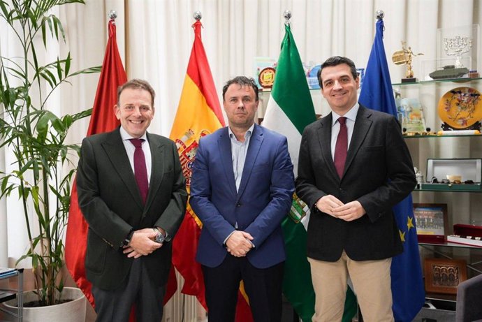 El presidente de la Federación de Peñas Cordobesas, Juan Serrano, acompañado por el alcalde, José María Bellido, y el edil de Fiestas y Tradiciones, Julián Urbano.