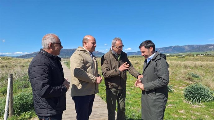 El subdelegado de la Junta de Andalucía en el Campo de Gibraltar, Javier Ros, el delegado territorial de Sostenibilidad en Cádiz, Óscar Curtido, y el alcalde de Tarifa, José Santos, en una visita a la pasarela de Los Lances