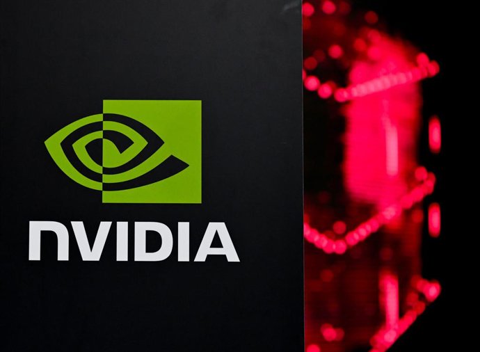 Archivo - Arquivo - ARQUIVADO - 04 de fevereiro de 2026, Baviera, Munique: O logotipo da NVIDIA é visto durante uma coletiva de imprensa na inauguração da fábrica de IA da Telekom e da NVIDIA, “Industrial AI Cloud”. Foto: Sven Hoppe/dpa