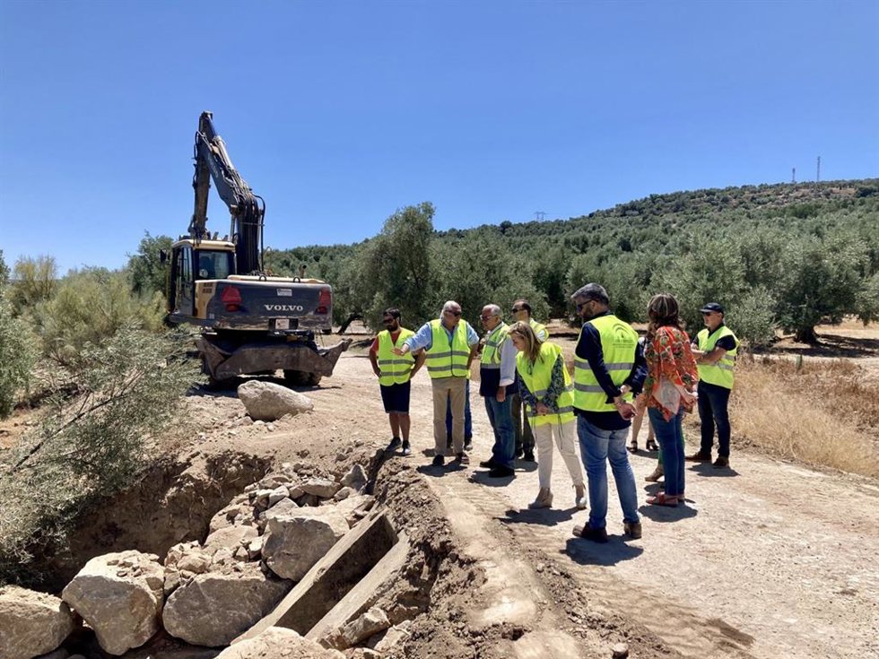 Archivo - Imagen de archivo de una visita de responsables de la Junta a las obras en un camino rural.