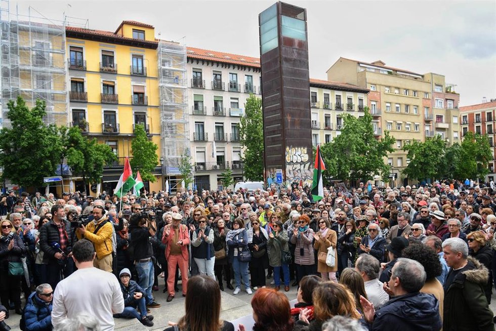 Archivo - Cientos de personas durante una concentración del mundo de la cultura para exigir el alto al fuego en Gaza, en la Plaza del Museo Reina Sofía, a 27 de abril de 2024, en Madrid (España). Recortes Cero ha publicado el manifiesto Hay que parar l