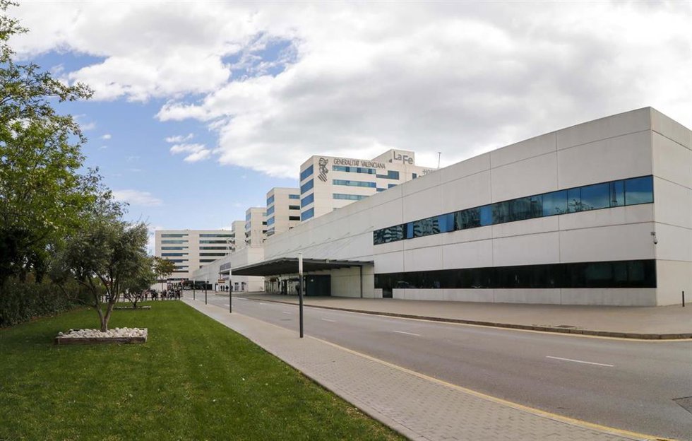 Archivo - Exterior del Hospital La Fe