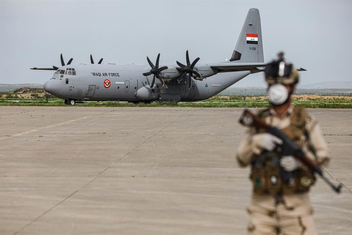 Archivo - 26 March 2020, Iraq, Mosul District: An Iraqi army soldier stands guard during the pull-out ceremony from the Qayyarah airbase. US forces formally handed over control of Qayyarah Airfield West (Q-West) to the Iraqi Security Forces (ISF), as part