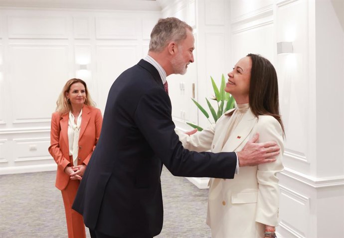 O rei Felipe VI se reúne com a líder da oposição venezuelana e ganhadora do Prêmio Nobel da Paz, María Coriña Machado, no Chile.